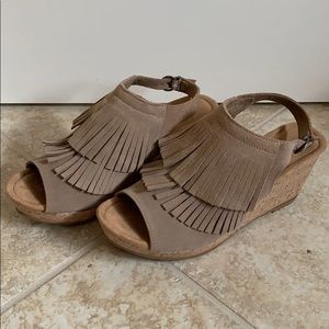 Women’s Minnetonka Fringe Wedge Sandal Size 10
